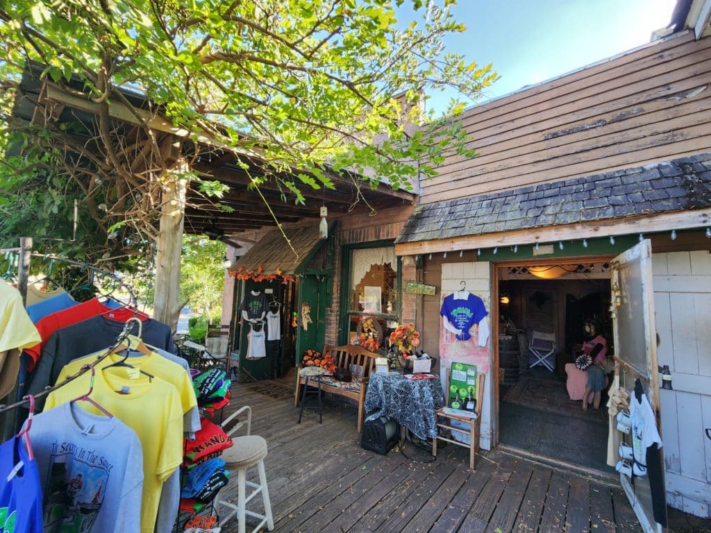 store front with outdoor merchandise - Southern Grace Gifts & Wine Shop in Historic Juliette, GA home to Fried Green Tomatoes